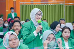 Dekan Fikes Unas Dr. Retno Widowati, M.Si. memberikan pertanyaan serta saran yang perlu dilakukan dalam acara Rapat Tinjauan Manajemen di Aula Blok 1 Lt. 4 Unas, Selasa, 28 Februari 2023