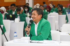 Kepala Biro Administrasi Sumber Daya Manusia Dr. Edi Sugiono, S.E., M.M. saat memberikan pertanyaan dalam acara Rapat Tinjauan Manajemen di Aula Blok 1 Lt. 4 Unas, Selasa, 28 Februari 2023