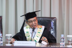 Penguji sidang Prof. Dr. Maswadi Rauf, M.A. memberikan pertanyaan kepada promovendus Sdr. H. Bagus Santoso, M.P.