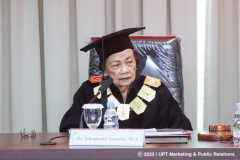 Promotor Dr. Isbodroini Suyanto, M.A. memberikan pertanyaan kepada promovendus Sdr. H. Bagus Santoso, M.P.