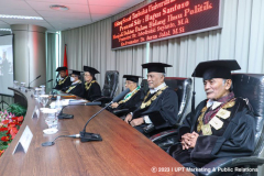 (Kiri-kanan) Dr. Adi Suryanto, Prof. Dr. Maswadi Rauf, M.A., Dr. Isbodroini Suyanto, M.A., Prof. Dr. Umar Basalim, DES, Dr. TB. Massa Djafar, M.Si. dan Dr. Asran Jalal, M.Si.