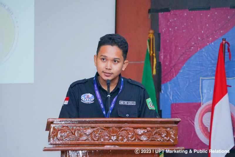 Ketua Umum Himahi Unas Andi Dwi Cahya Karuniawan memberikan sambutan dalam acara Short Diplomatic Course pada Rabu, 15 Maret 2023 di Aula Blok 1 Lt. 4 Unas