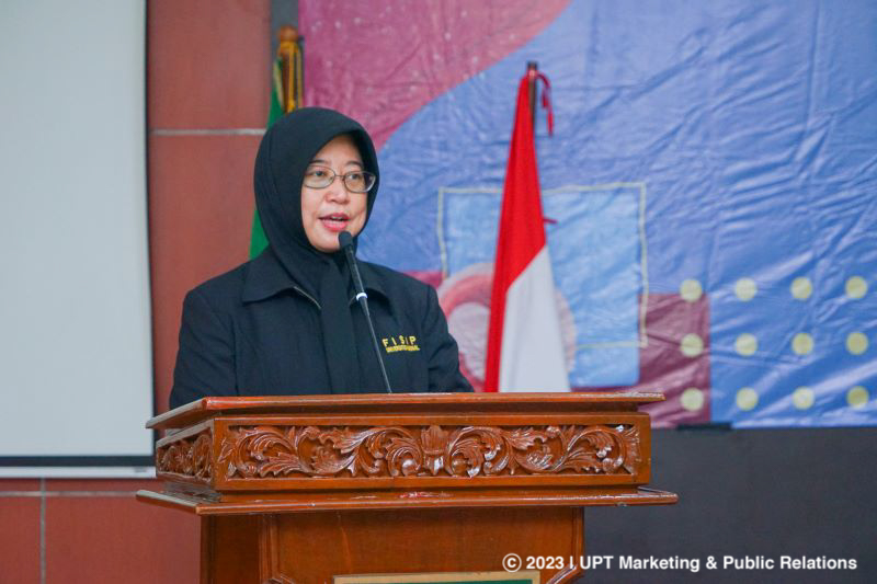 Ketua Program Studi Hubungan Internasional Dr. Irma Indrayani, S.I.P., M.Si. memberikan sambutan dalam acara Short Diplomatic Course pada Rabu, 15 Maret 2023 di Aula Blok 1 Lt. 4 Unas