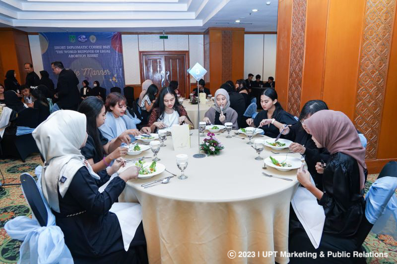 Saat sesi praktik table manner di Ruang Singosari Lt. 2 Hotel Grand Sahid Sudirman, Kamis, 16 Maret 2023