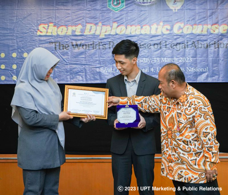 Penyerahan sertifikat sebagai delegasi terbaik dalam acara Short Diplomatic Course di Ruang Singosari Lt. 2 Hotel Grand Sahid Sudirman, Kamis, 16 Maret 2023