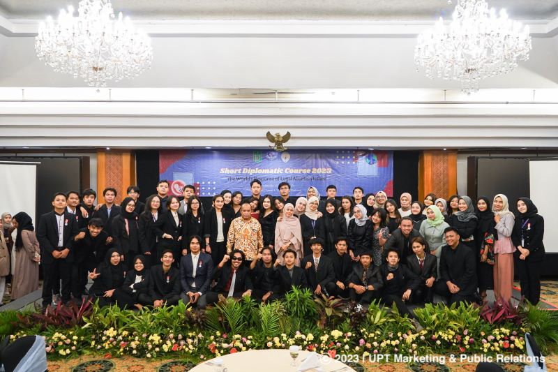 Foto bersama seluruh peserta, dosen dan panitia di Ruang Singosari Lt. 2 Hotel Grand Sahid Sudirman, Kamis, 16 Maret 2023