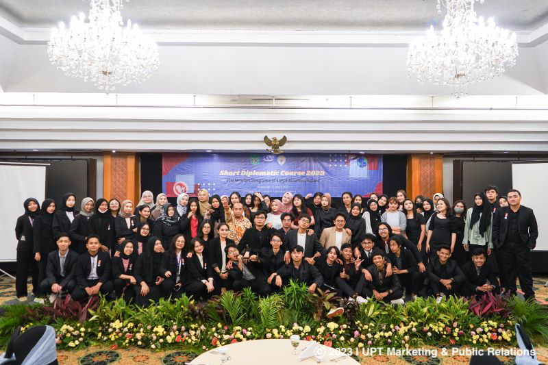 Foto bersama seluruh peserta, dosen dan panitia di Ruang Singosari Lt. 2 Hotel Grand Sahid Sudirman, Kamis, 16 Maret 2023