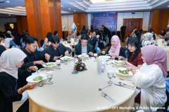 Saat sesi praktik table manner di Ruang Singosari Lt. 2 Hotel Grand Sahid Sudirman, Kamis, 16 Maret 2023