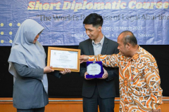Penyerahan sertifikat sebagai delegasi terbaik dalam acara Short Diplomatic Course di Ruang Singosari Lt. 2 Hotel Grand Sahid Sudirman, Kamis, 16 Maret 2023