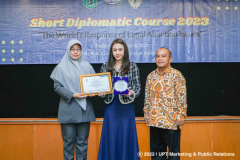 Penyerahan sertifikat sebagai honorable mention dalam acara Short Diplomatic Course di Ruang Singosari Lt. 2 Hotel Grand Sahid Sudirman, Kamis, 16 Maret 2023