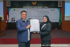 Pemberian sertifikat kepada lulusan terbaik Fakultas Hukum Shifa Azzahra (kanan) oleh Dekan Fakultas Hukum Prof. Dr. Basuki Rekso Wibowo, S.H., M.S. (kiri) di Ruang Aula Blok 1 Lt. 4 Unas, Senin, 29 Mei 2023