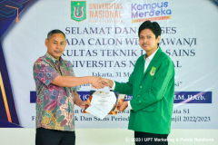 Pemberian sertifikat kepada mahasiswa terbaik prodi Teknik Mesin Anwar Ariandi (kanan) oleh Ketua Prodi Teknik Mesin Basori, S.T., M.T. (kiri)