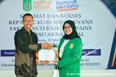 Pemberian sertifikat kepada mahasiswa terbaik prodi Fisika Dwi Inayati Faizah (kanan) oleh Ketua Prodi Fisika Drs. Ari Mutanto, M.Pd. (kiri)