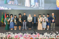 Foto bersama Pimpinan Fakultas dengan para lulusan terbaik dari program sarjana, magister dan doktoral usai penyerahan cinderamata, di Auditorium Gedung Cyber Unas  Rabu, 7 Juni 2023
