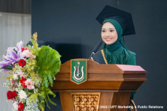 Anggra Liany Rihadatul Aisvi menyampaikan pidato sebagai lulusan terbaik Fisip semester ganjil periode 2022-2023, di Auditorium Gedung Cyber Unas  Rabu, 7 Juni 2023