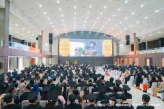 Anggra Liany Rihadatul Aisvi saat menyampaikan pidato sebagai lulusan terbaik Fisip semester ganjil periode 2022-2023 didepan pimpinan Fakultas dan Prodi serta Dosen, dan para lulusan, di Auditorium Gedung Cyber Unas  Rabu, 7 Juni 2023