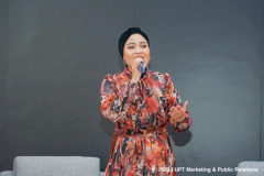 Penampilan solo oleh Mahasiswi Fisip Unas Siti Saniyah membawakan lagu berjudul "Mengejar Matahari"