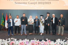 Foto bersama pimpinan Fakultas, Kaprodi, Sekprodi dan para lulusan dari Program Magister Ilmu Politik, di Auditorium Gedung Cyber Unas, Rabu, 7 Juni 2023