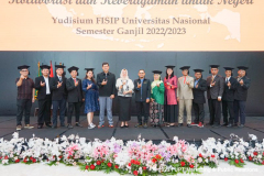 Foto bersama pimpinan Fakultas, Kaprodi, Sekprodi dan para lulusan dari Program Magister Administrasi Publik, di Auditorium Gedung Cyber Unas, Rabu, 7 Juni 2023