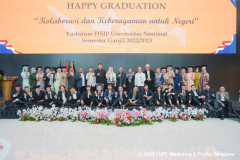 Foto bersama pimpinan Fakultas, Kaprodi, Sekprodi dan para lulusan dari Program studi Ilmu Politik, di Auditorium Gedung Cyber Unas, Rabu, 7 Juni 2023