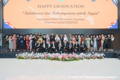 Foto bersama pimpinan Fakultas, Kaprodi, Sekprodi dan para lulusan dari Program studi Sosiologi, di Auditorium Gedung Cyber Unas, Rabu, 7 Juni 2023