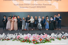 Foto bersama pimpinan Fakultas, Kaprodi, Sekprodi dan para lulusan dari Program studi Hubungan Internasional, di Auditorium Gedung Cyber Unas, Rabu, 7 Juni 2023