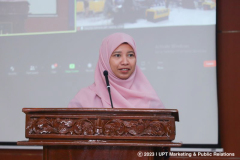 Kepala Pusat Riset Politik BRIN Dr. Athiqah Nur Alami, M.A. memberikan sambutan dalam acara Seminar Nasional pada Selasa, 27 Juni 2023 di Aula Blok 1 Lt. 4 Unas