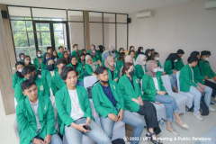 Para mahasiswa yang hadir dalam acara Kuliah Umum "Kebijakan Perwakilan RI di Luar Negeri : Upaya Perlindungan Anak Pekerja Migran Fasilitas Pendidikan di Semenanjung Malaysia" di Ruang Exhibition Unas Lounge, Selasa, 4 Juli 2023