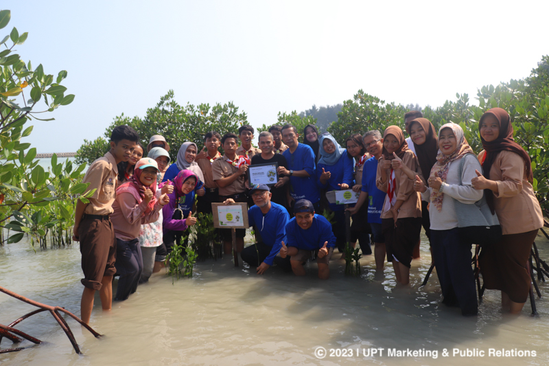 Foto bersama setelah penanaman mangrove di Pulau Pramuka. Kegiatan ini merupakan Pengabdian Kepada Masyarakat Prodi Biologi dengan siswa-siswi SMAN 69 Jakarta, Rabu, 23 Agustus 2023