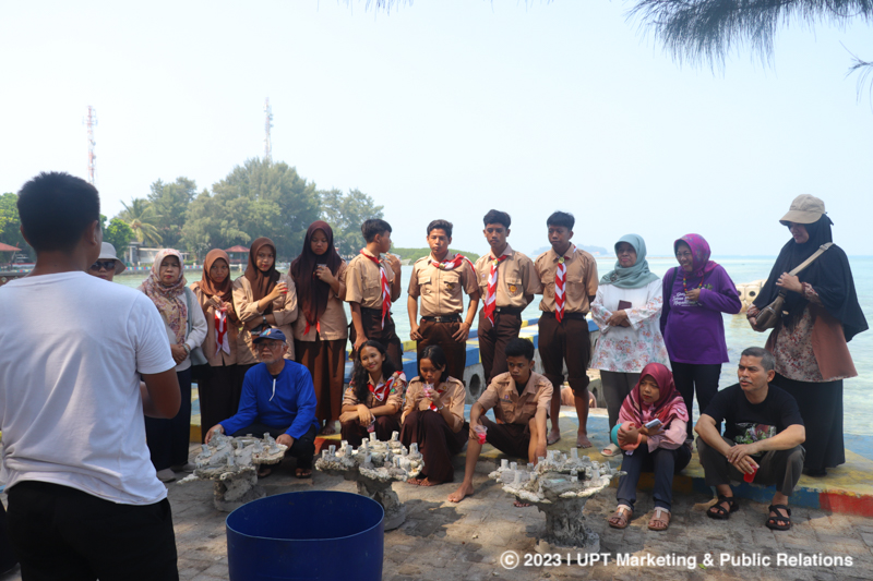 Penyuluhan tentang transplantasi karang oleh Founder and Director Smiling Coral Indonesia Hermansyah, S.Si. kepada dosen prodi Biologi dan siswa-siswi SMAN 69 Jakarta