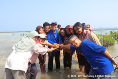 Dosen Prodi Biologi bersama siswa-siswi SMAN 69 Jakarta saat penanaman pohon mangrove di Area Kemitraan Konservasi, di Pulau Pramuka, Rabu, 23 Agustus 2023