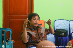 Dosen prodi Biologi Dr. Fachruddin Mangunjaya saat memberikan masukkan kepada prodi pada kegiatan raker diruang pertemuan, Pulau Pramuka, Selasa, 22 Agustus 2023