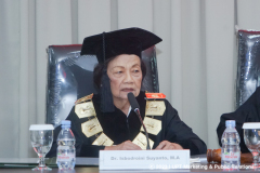 Promotor Dr. Isbodroini Suyanto, M.A. memberikan pertanyaan kepada promovendus Sdr. Nanang Kurniawan, S.Pd, M.Pd.
