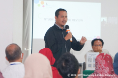 Dekan Fakultas Teknologi Komunikasi dan Informatika Dr. Agung Triayudi, S.Kom, M.Kom. saat menyampaikan pengalamannya terkait publikasi ilmiah