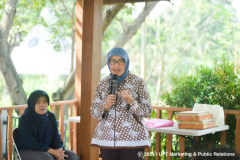 Ketua Tim PKM Unas Prof. Dr. Retno Widowati, M.Si. memberikan sambutan dalam acara pelatihan panen madu dan split koloni bagi petani kota, Poncol Jaya, di Balai Penyuluhan Pertanian (BPP), Ragunan, Jakarta, Senin, 11 September 2023