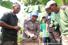 Saat proses panen madu di Balai Penyuluhan Pertanian (BPP), Ragunan, Jakarta, Senin, 11 September 2023