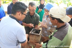 Saat pelatihan split koloni yang dilakukan oleh kelompok tani kota bersama Ketua Tim PKM Unas Prof. Dr. Retno Widowati, M.Si. dan Akso Diana, S.Sp. dari Asosiasi Perlebahan Indonesia
