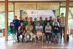 Foto bersama dalam acara pelatihan panen madu dan split koloni bagi petani kota, Poncol Jaya, di Balai Penyuluhan Pertanian (BPP), Ragunan, Jakarta, Senin, 11 September 2023