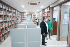 Pengecekan fasilitas perpustakaan oleh asesor didampingi kepala perpustakaan Unas Arie Gunawan, S.Si., M.M.S.I. (almamater hijau) dalam acara visitasi akreditasi cyber library Unas, Senin, 9 Oktober 2023