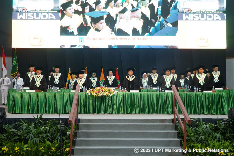 Para Senat dan Guru Besar saat menyanyikan Indonesia Raya dalam acara Wisuda Unas, di JCC Senayan, Minggu, 15 Oktober 2023