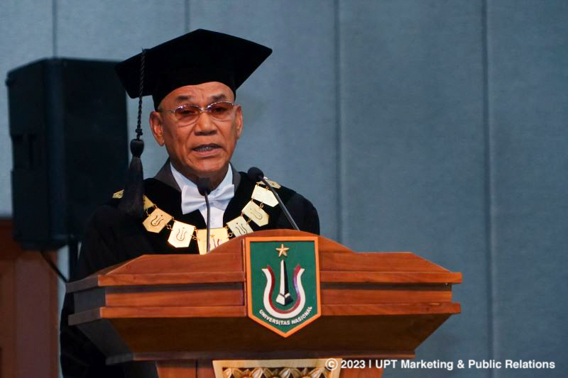 Rektor Universitas Nasional Dr. El Amry Bermawi Putera, M.A. menyampaikan pidatonya dalam acara Wisuda Unas, di JCC Senayan, Minggu, 15 Oktober 2023