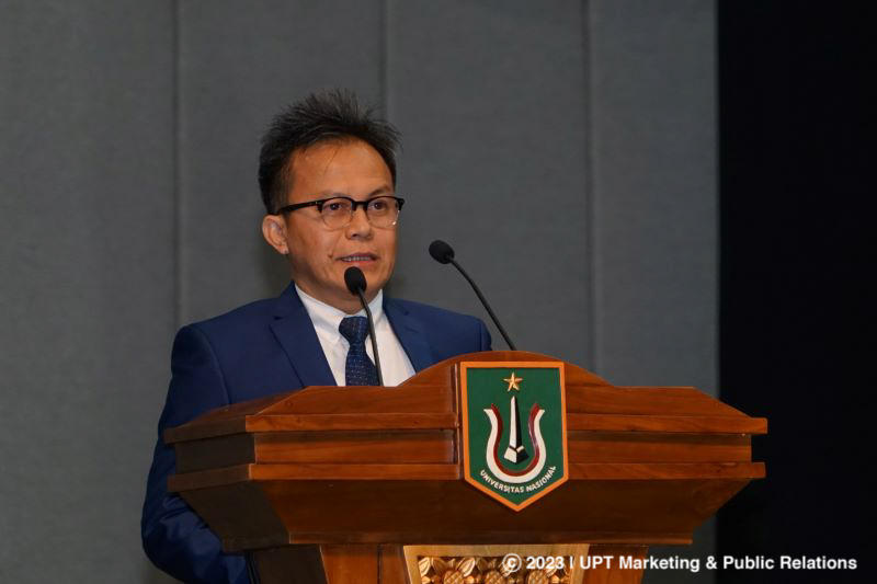 Kepala LLDikti Wilayah III Prof. Dr. Toni Toharudin, S.Si., M.Sc. menyampaikan pidato dalam acara Wisuda Unas Tahun Akademik 2022-2023, di JCC, Minggu, 15 Oktober 2023