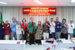 Foto bersama para asesor, pimpinan Fakultas, alumni, pengguna lulusan dan mitra dalam acara asesmen lapangan akreditasi program studi Magister Biologi Unas, Senin, 20 November 2023 di Ruang Seminar Lt. 3 Menara Unas Ragunan, Jakarta