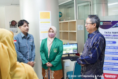 Para asesor saat meninjau fasilitas perpustakaan sebagai pendukung dalam proses pembelajaran di Magister Biologi, pada Selasa, 21 November 2023 di Ruang Perpustakaan Gedung Menara Unas Ragunan, Jakarta