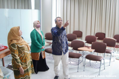 Para asesor saat meninjau ruang kelas didampingi pimpinan Fakultas dan Prodi, pada Selasa, 21 November 2023 di Gedung Menara Unas Ragunan, Jakarta