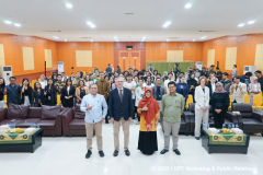 Foto bersama pembicara, panitia dan mahasiswa usai acara FPCI Public Lecture, Kamis, 23 November 2023 di Aula Blok 1 Lt. 4 Unas