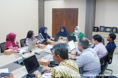 Para peserta calon auditor AMI saat melakukan Praktek Audit Lapangan pada prodi Ilmu Politik Fisip Unas