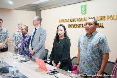 Saat menyanyikan Indonesia Raya dalam acara visiting lecture Prof. Rory Medcalf, di Ruang Rapat Fisip Blok 1 Lt. 3 Unas, 1 Desember 2023