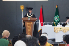 Prof. Dr. Aris Munandar, M.Si. saat menyampaikan orasi ilmiah dalam acara sidang majelis pengukuhan Guru Besar Universitas Nasional, Selasa, 9 Januari 2024, di Gedung Auditorium Unas