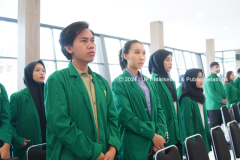 Saat menyanyikan Indonesia Raya dalam acara pelepasan peserta pertukaran mahasiswa merdeka, Jumat, 12 Januari 2024, di Ruang Exhibition Unas